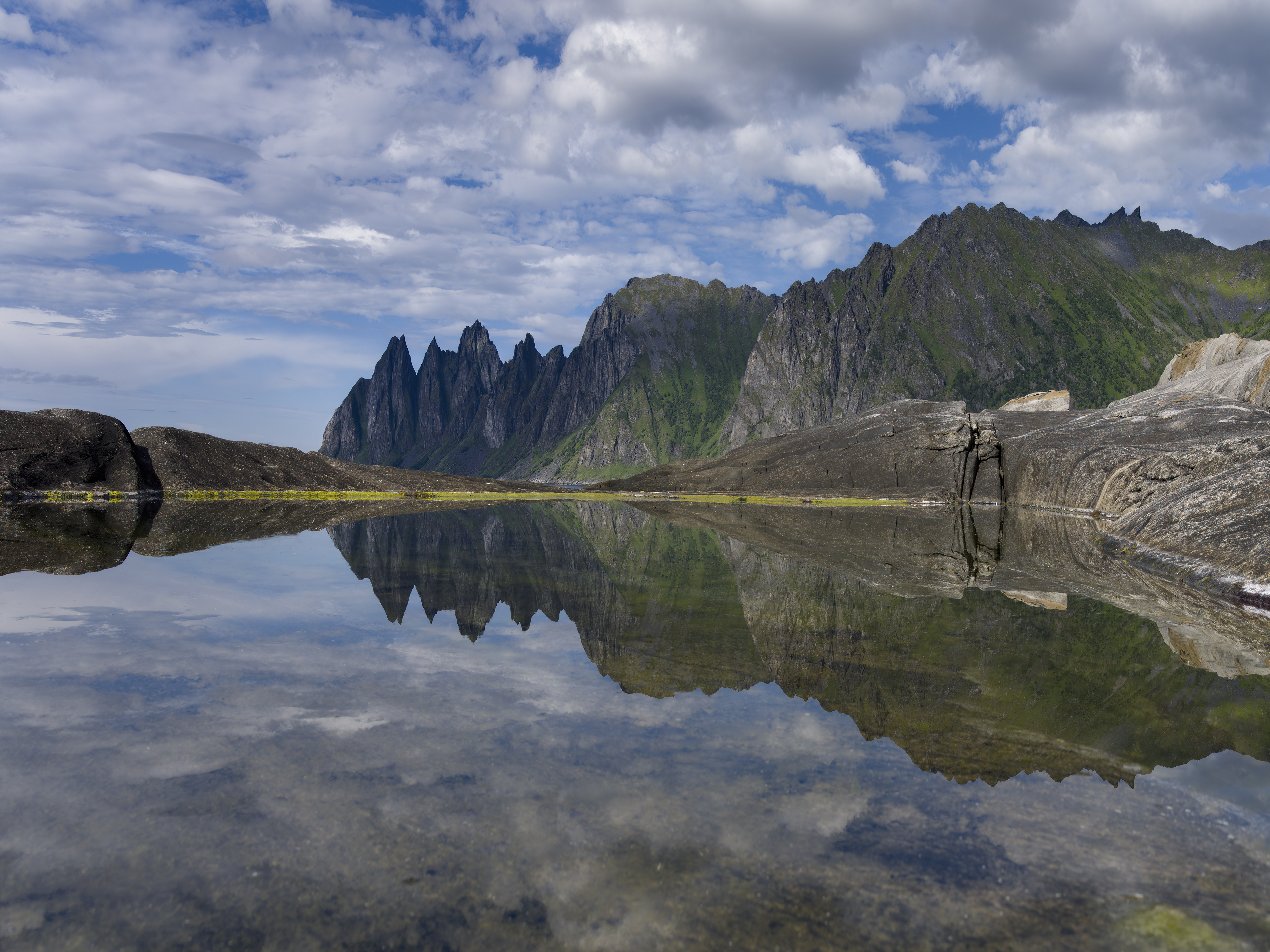 Spiegelung der Okshornan (Teufelszähne), Senja.